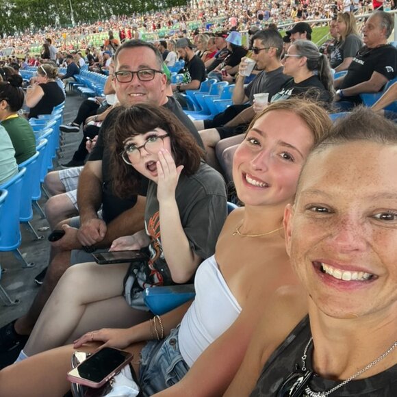 Meet your Posher, Kat - Picture 3 of 4